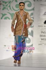 Model walk the ramp for Nisha Sagar for Aamby Valley India Bridal Week 30th Oct 2010 (23).JPG